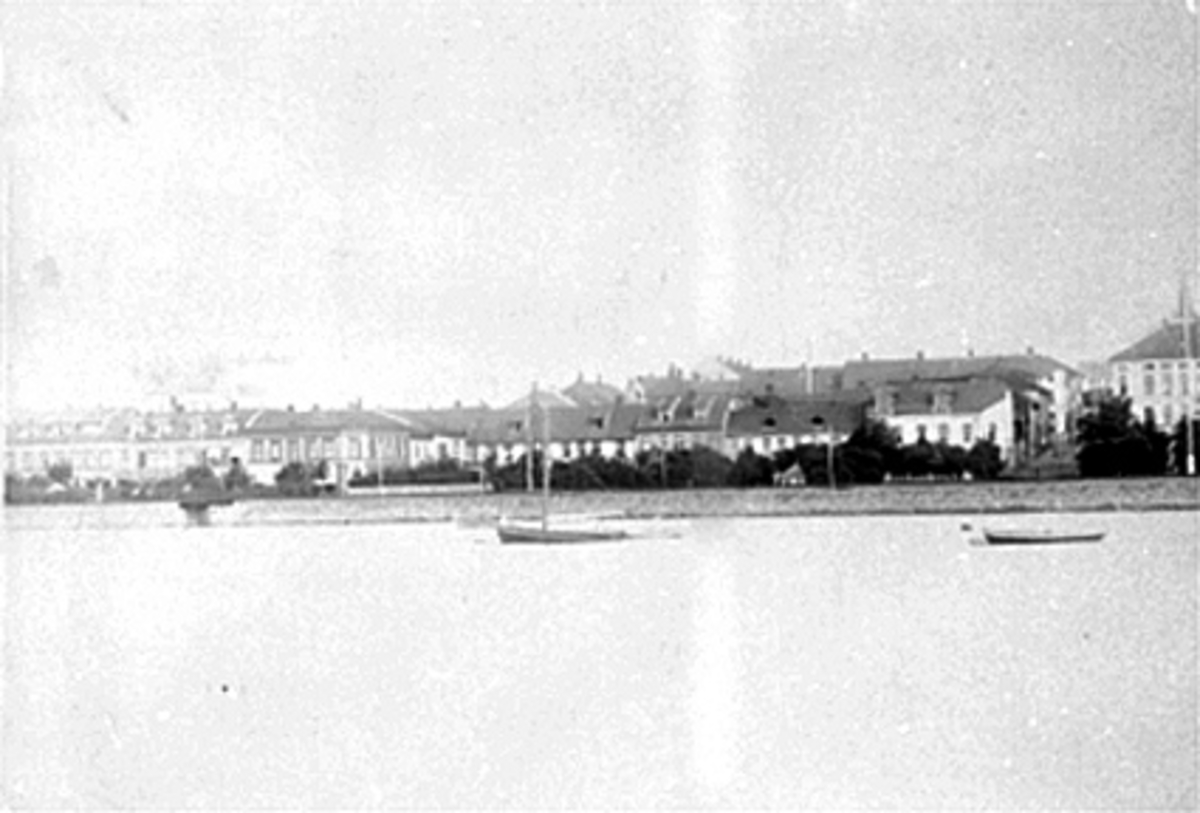 Anno Domkirkeodden, FRA HAMARBUKTA MED MJØSBÅTER OG MJØSA, STRANDGATA OG STRANDGATEPARKENE I BAKGRUNNEN