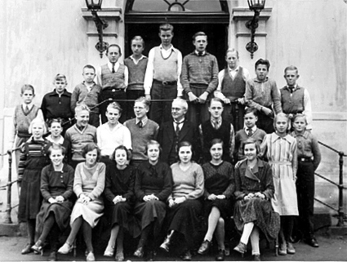 Anno Domkirkeodden, GRUPPE 27 SKOLEELEVER MED LÆRER, 8 KLASSE, HAMAR FOLKESKOLE, MIDTBYEN SKOLE, FØRSTE RAD FRA VENSTRE ? MIKKELSEN, EVA GULDAL, REIDUN STENBERG, GERD NILSEN, ELSE STENSRUD, ? ERIKSEN, LILLY ANDERSEN, 2 RAD FRA VENSTRE LIV JOHNSEN, ARVE LYDER LARSEN, HARRY WIDNER, JARLE KORSLUND, ARNE ERIKSSON, LÆRER J…