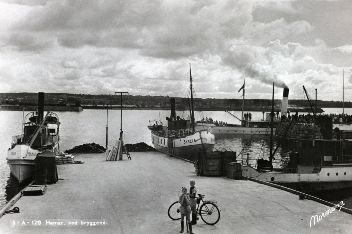 Anno Domkirkeodden, D. S. HAMAR, D. S. SKREIA, D. S. KVIK, D. S. SKIBLADNER, MJØSBÅTER VED HAMAR BRYGGE, JERNBANEBRYGGA I BAKGRUNNEN