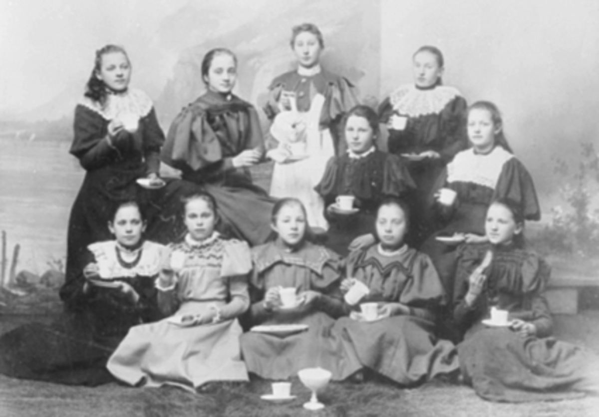 Anno Domkirkeodden, GRUPPE 11 JENTER SOM HAR SYKLUBB I HAMAR. 2 RAD TIL HØYRE YTTERST HANNA DYRESEN.