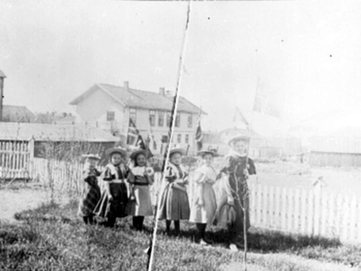 Anno Domkirkeodden, 17 MAI TOG I HAGEN TIL SKOLEGATA 12, 6 BARN, JENTER MED FLAGG