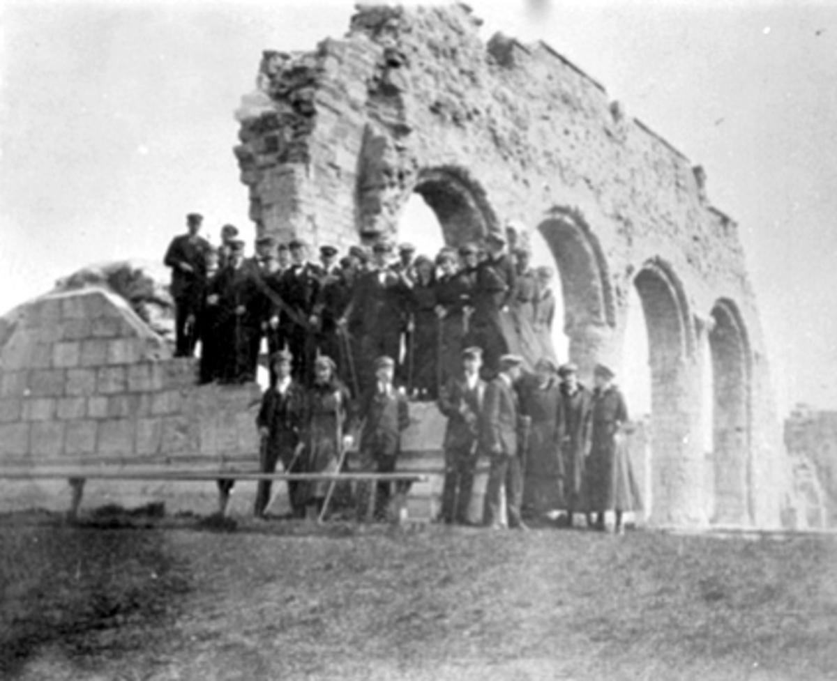 Anno Domkirkeodden, STOR GRUPPE RUSS VED DOMKIRKERUINEN, HEDMARKSMUSEET OG DOMKIRKEODDEN