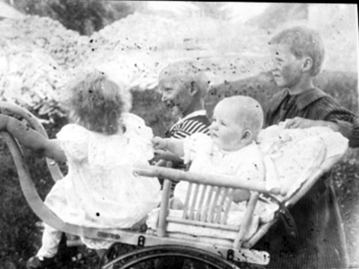 Anno Domkirkeodden, GRUPPE 4 BARN RUNDT BARNEVOGN I TRE MED TO HJUL OG HÅNDTAK, SKOLEGATA 12