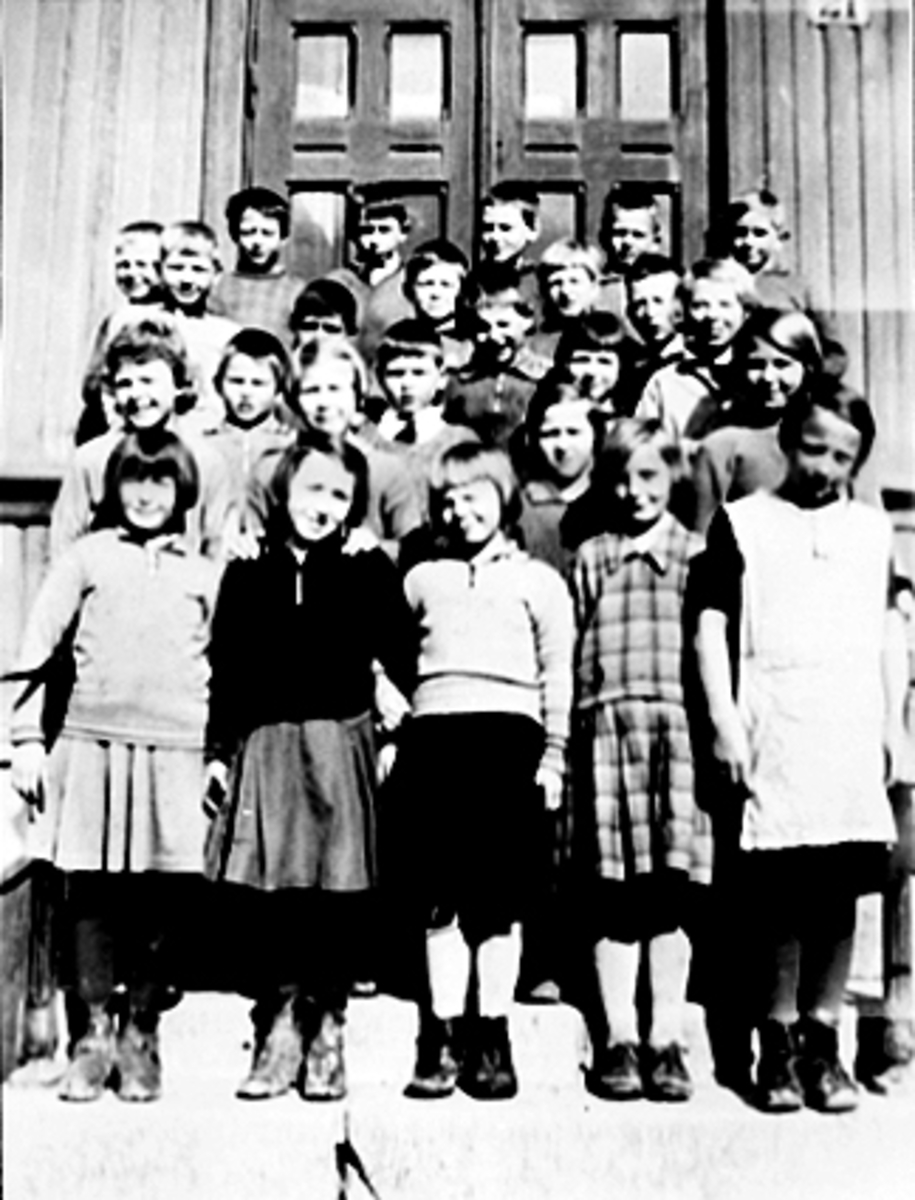 Anno Domkirkeodden, GRUPPE 27 SKOLEELEVER, FOLKESKOLEKLASSE PÅ PIKESKOLEN, HOLSETGATA 22.