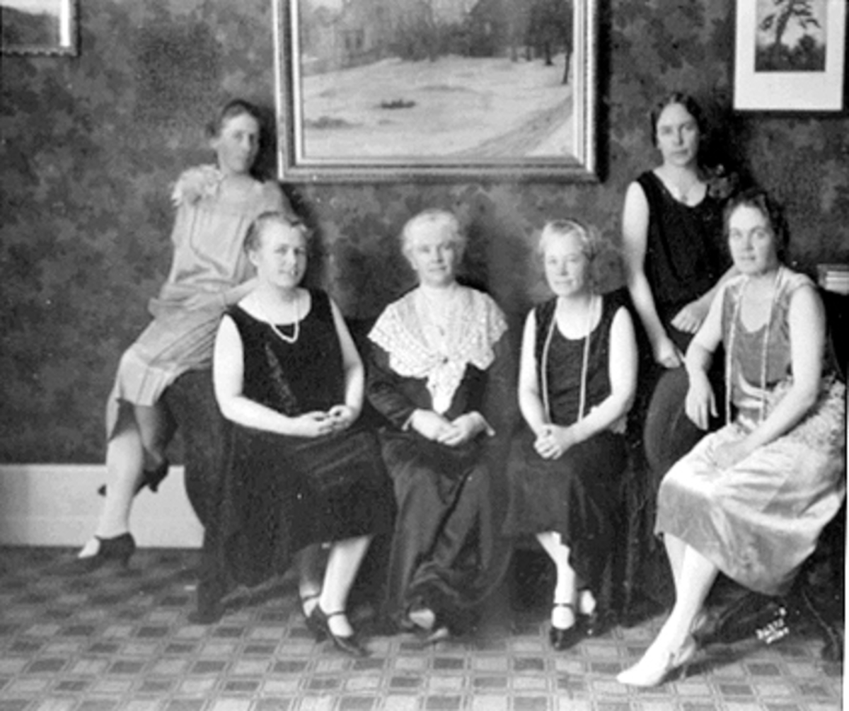Anno Domkirkeodden, INTERIØR STUE, GRUPPE DAMER PYNTET TIL BRYLLUP PÅ FAGERVIK, ØSTREGATE 72FRA VENSTRE TORDIS PETERSEN, ASTRID AARS JOHANSSEN, MOLLA PETERSEN, INGEBORG PETERSEN, KRISTINE MÜLLER PETERSEN OG TIL HØYRE KAREN PETERSEN