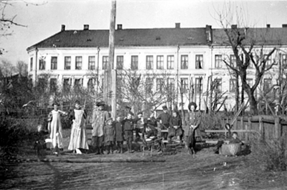 Anno Domkirkeodden, Barn i Strandgatehagen,Strandgateparken, Strandgata 55. I nr 55 bodde det 10 familier, alle hadde mange barn. Dr. Waalers barn, ukjente.