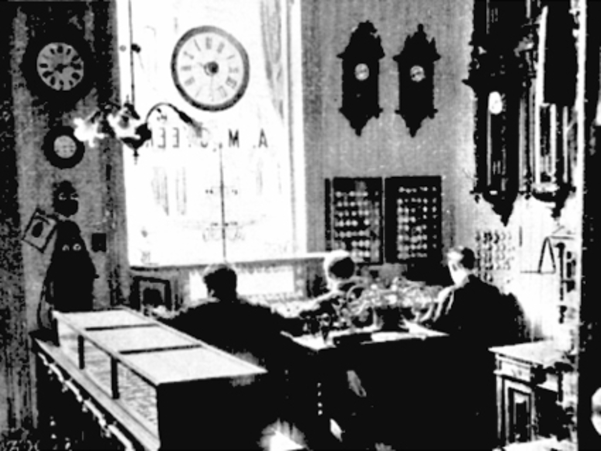 Anno Domkirkeodden, INTERIØR A. M. SVEEN URMAGERFORRETNING, URMAKERFORRETNING, 3 MENN ARBEIDER, TORGGATA 1