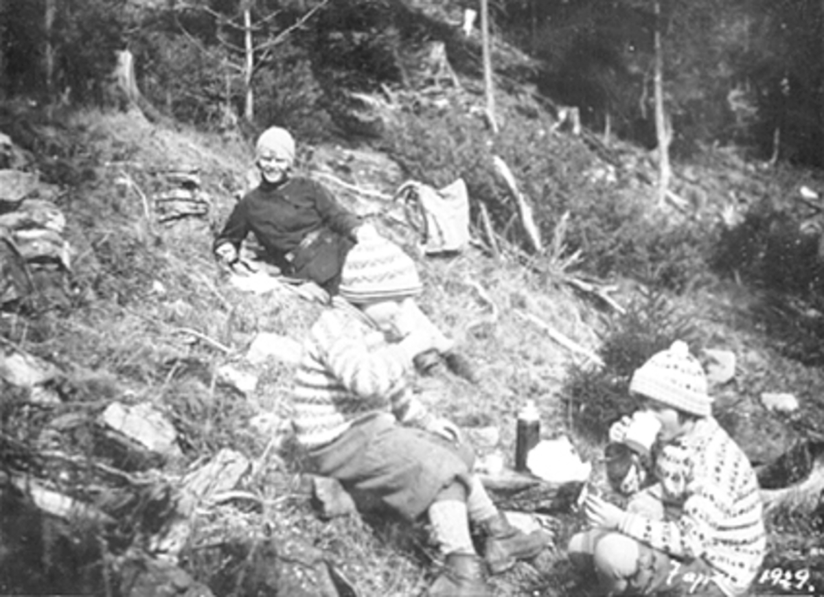 Anno Domkirkeodden, UTFLUKT I FURUBERGET, FAMILIE PÅ TUR, KARL ALF LØKEN, MARGRETHE LØKEN OG ALFHILD LØKEN BAKERST, NISTEMAT OG TERMOS, RYGGSEKK.