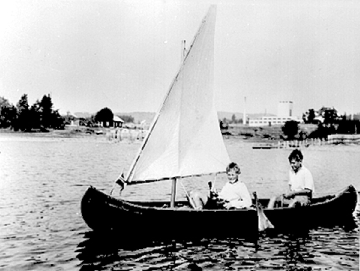 Anno Domkirkeodden, 2 GUTTER SEILER PÅ MJØSA I ROSENLUNDSVIKA, KARL ALF LØKEN OG EN VENN I KANO MED SEIL, HEDMARKSMUSEET OG DOMKIRKEODDEN
