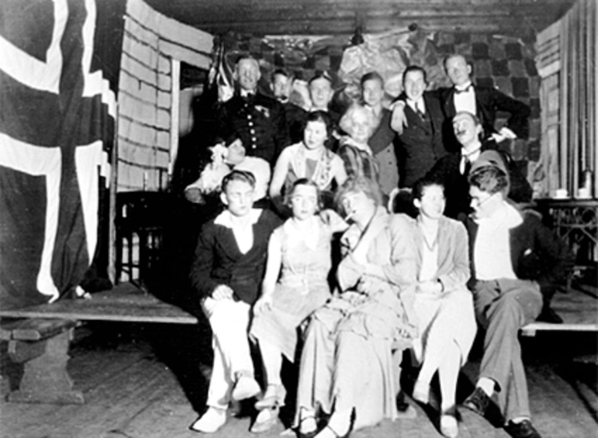 Anno Domkirkeodden, STOR GRUPPE, FRAMTEATRET, CHARLYS TANTE, SKUESPILLERE, ORKESTER OG MEDARBEIDERE, 1 RAD ARVE MOEN, GRETE NYQUIST STEEN, SIGURD EVENSMO, GUNVOR ÅS RØNNING, JOSTEIN HØGTVEIT, 2 RAD GURI BAKKE LENTH, LEIV KVISLI, LIV STOUSLAND, DAISY THORESEN, LARS FLISAKER, 3 RAD BJ. P. LINDMAN, BARBER JENSEN, SVERRE …