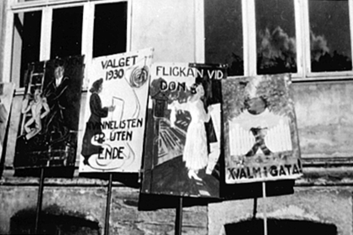 Anno Domkirkeodden, 4 PLAKATER TIL RUSSETOGET, LAGET AV ARVID RØBERG, TEKST "THUE ES NICHI ANDERSEN RYSST ERN", "VALGET 1930 - KVINNELISTEN ER UTEN ENDE", "FLICKAN VID DON" OG "KVALM I GATA"