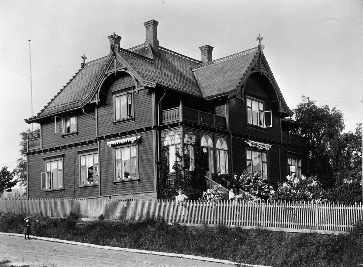 Anno Domkirkeodden, EKSTERIØR HUS LANGS STANGEVEGEN (Sverdrupsgate 1). BYGGET AV ADV. GUSTAV HEIBERG, ARKITEKT LINDMANS MORFAR.