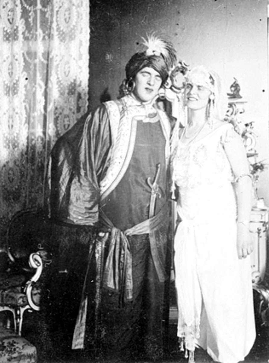 Anno Domkirkeodden, GRPPE 2, KARL LØKEN OG ALFHILD LØKEN UTKLEDDE TIL KARNEVAL HOS DR. WAALER