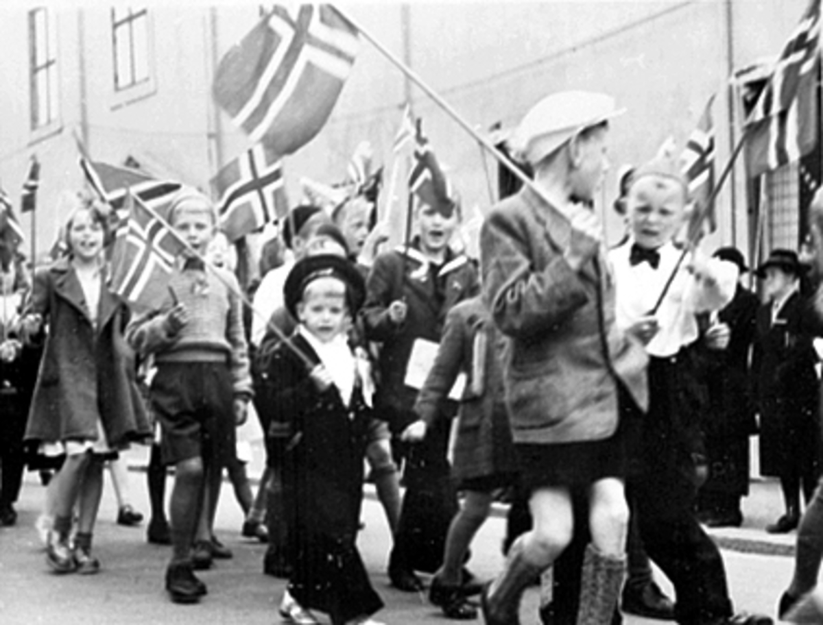 Anno Domkirkeodden, 17 MAI TOG MED BARNETOGET NEDOVER GRØNNEGATA