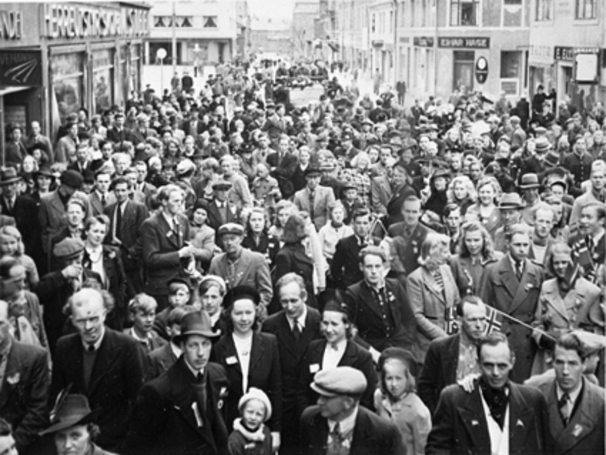 Anno Domkirkeodden, FREDSDAGEN I MAI 1945, 8 MAI, TORGGATA, FOLKEMENGDE UTENFOR M. STEENSE HHB 10009
