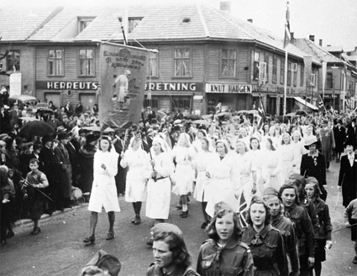 Anno Domkirkeodden, 17 MAI TOGET MED HUSMORSKOLEELEVER INN PÅ STORTORGET FRA STRANDGATA.
