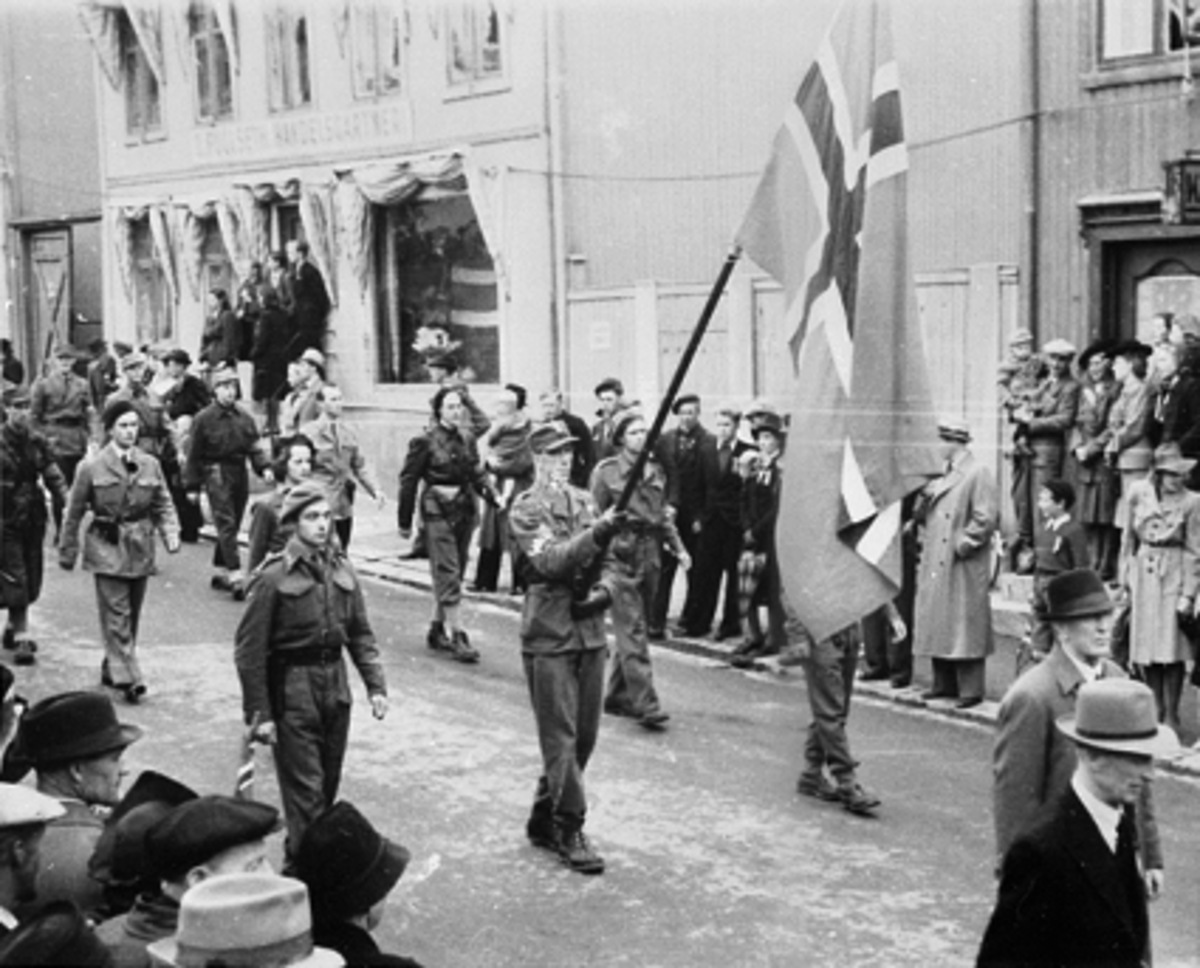 Anno Domkirkeodden, 17 MAI TOG MED FLAGGBÆRERE OG HJEMMEFRONTEN NED GRØNNEGATA.
