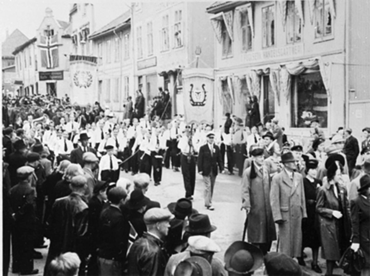 Anno Domkirkeodden, 17 MAI TOGET, NED GRØNNEGATA, HAMAR GUTTEMUSIKKORPS I MIDTEN.