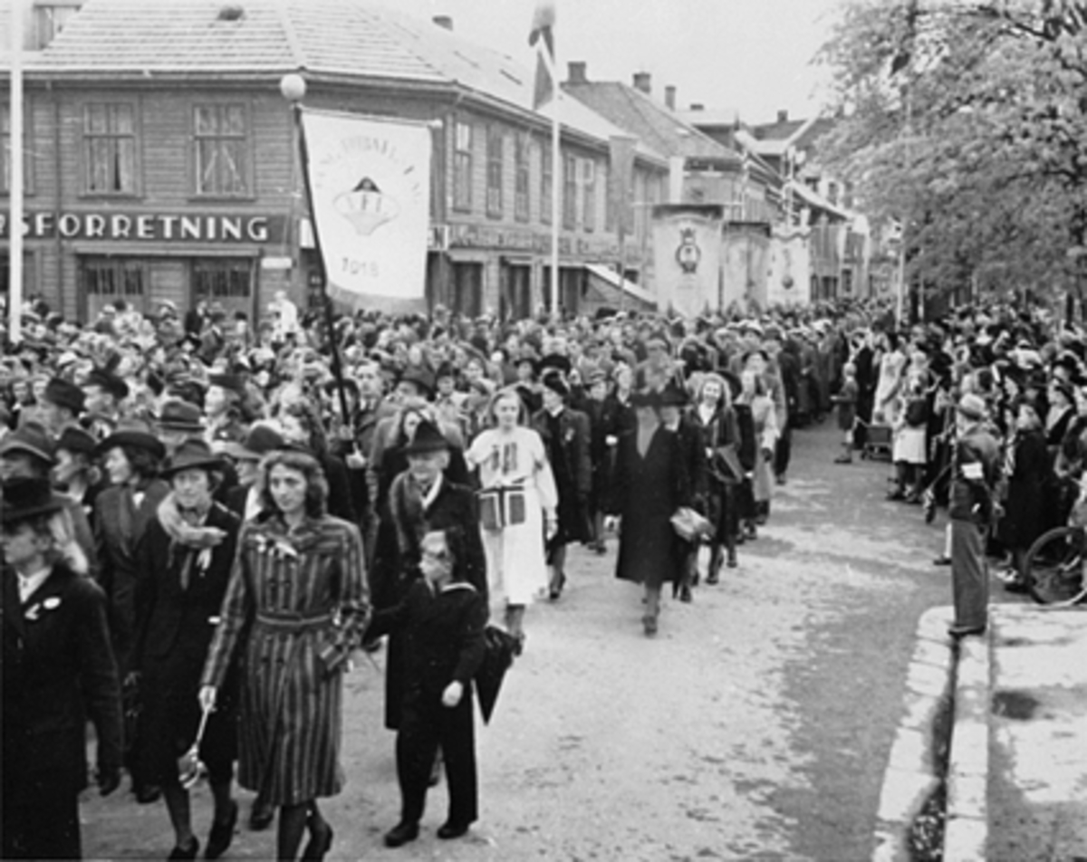Anno Domkirkeodden, 17 MAI TOGET INN PÅ STORTORGET FRA STRANDGATA, FANEN TIL VANG FOTBALLAG, HAMAR MANDSKOR, MYE FOLK