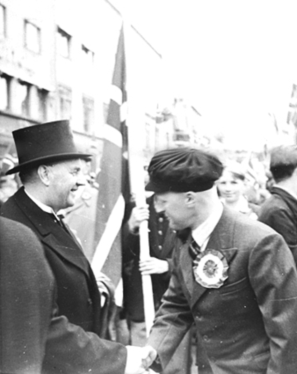 Anno Domkirkeodden, 17 MAI, BORGERMESTER PEDERSEN HILSER PÅ LÆRER BJARNE RØHNE SE HHB 10091