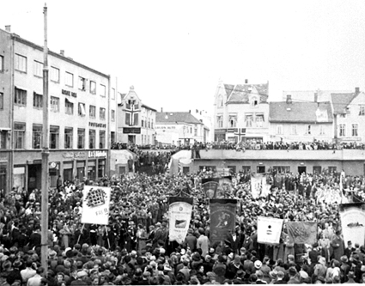 Anno Domkirkeodden, 17 MAI, FULLPAKKET AV FOLK PÅ ØSTRE TORG OG RUTEBILTAKET