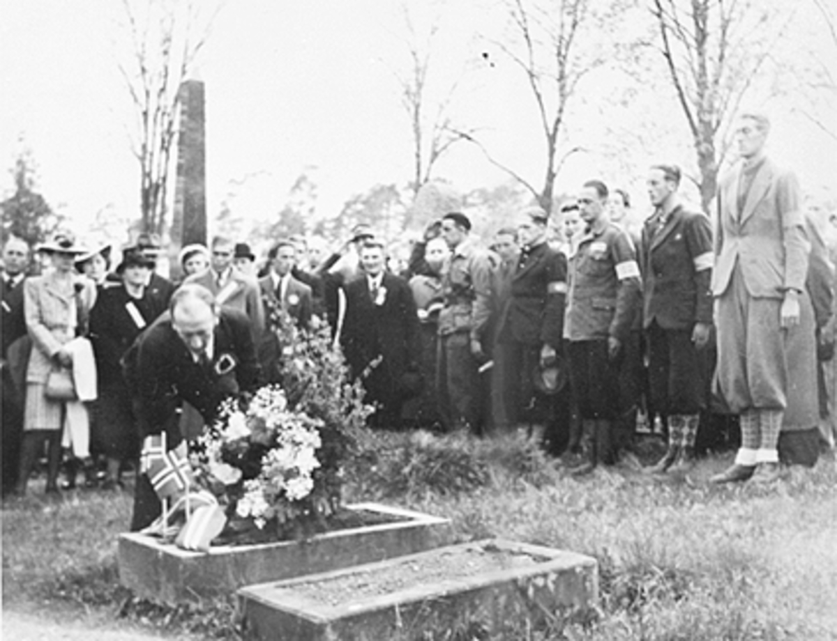 Anno Domkirkeodden, 17 MAI, NEDLEGGING AV BLOMSTER PÅ GRAVPLASS, MINNEHØYTIDLIGHETHHB 10111