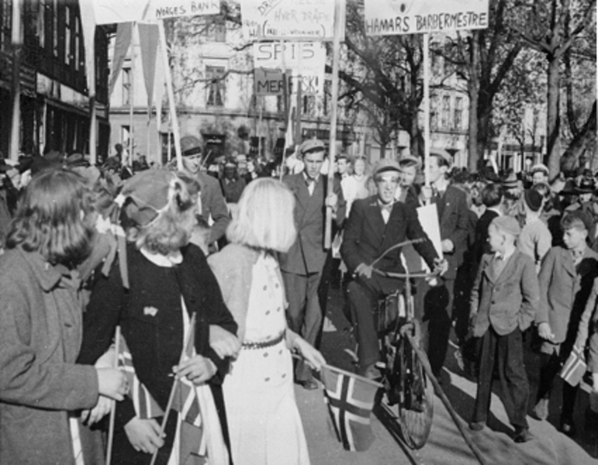 Anno Domkirkeodden, 17 MAI RUSSETOGET MED PLAKATER, RUSS, MYE FOLK