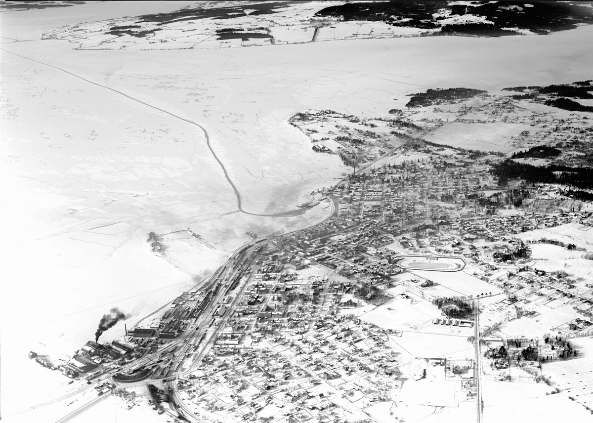 Widerøes Flyveselskap A/S, FLYFOTO OVERSIKT OVER HAMAR OG OMEGN, VINTER, MJØSIS MED RÅK FRA HAMAR BRYGGE MOT NESSUNDET