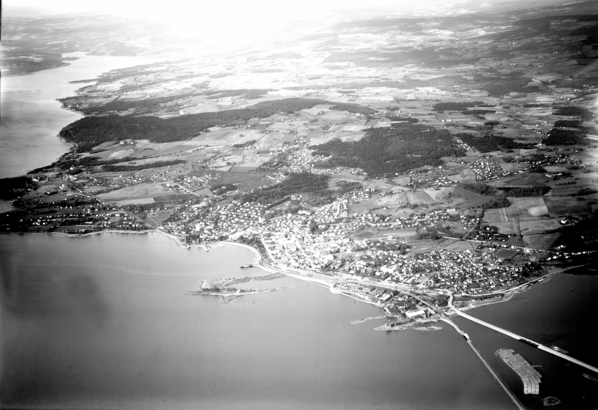 Widerøes Flyveselskap A/S, FLYFOTO OVERSIKT OVER HAMAR MED OMEGN