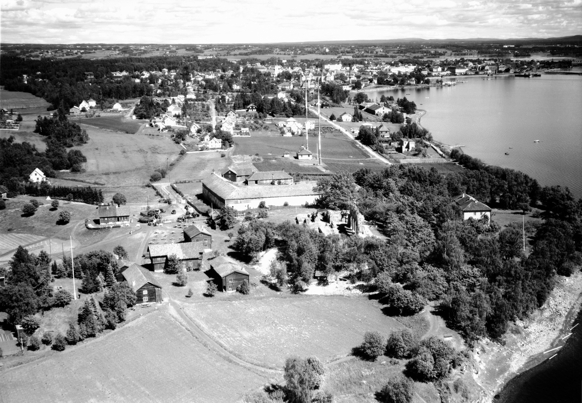 Widerøes Flyveselskap A/S, FLYFOTO OVER HEDMARKSMUSEET OG DOMKIRKEODDEN, MED KRINGKASTINGSMASTENE, RIDEHUSET MOT SENTRUM