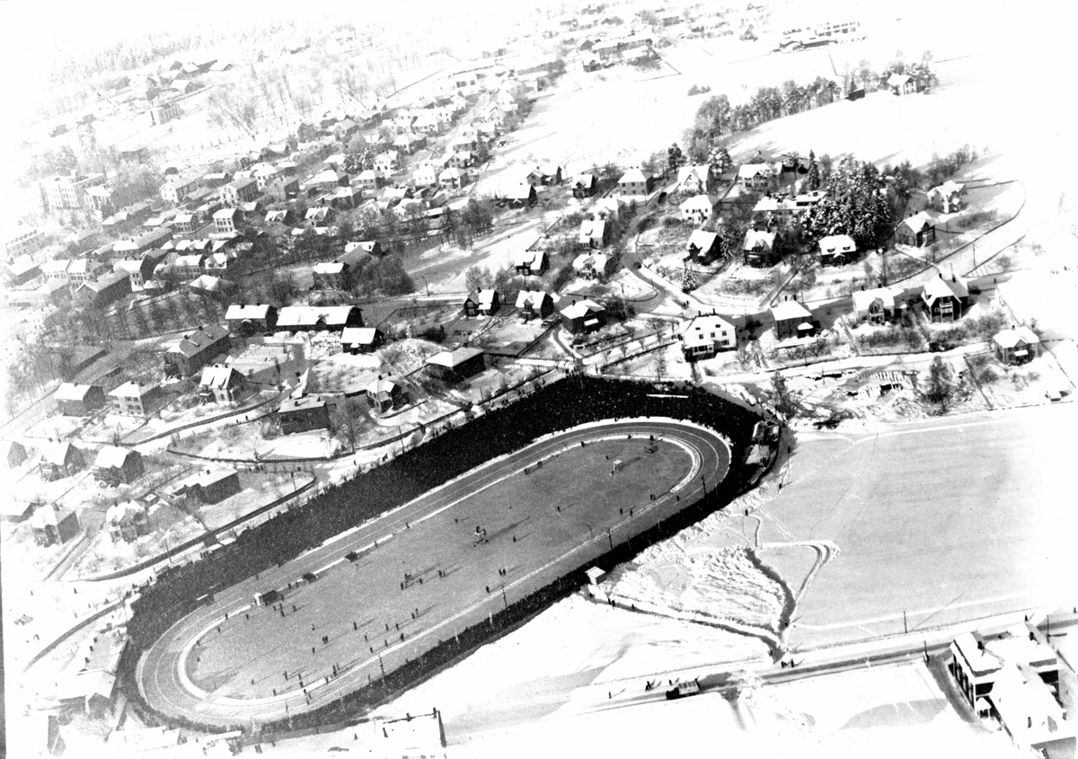Widerøes Flyveselskap A/S, FLYFOTO, E. M. EUROPAMESTERSKAP PÅ SKØYTER, HAMAR STADION, ROLSLØKKA, VINTER