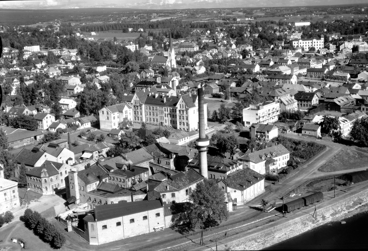 Widerøes Flyveselskap A/S, FLYFOTO, MELKEFABRIKKEN, NESTLÈ, HAMAR KATEDRALSKOLE MOT SENTRUM