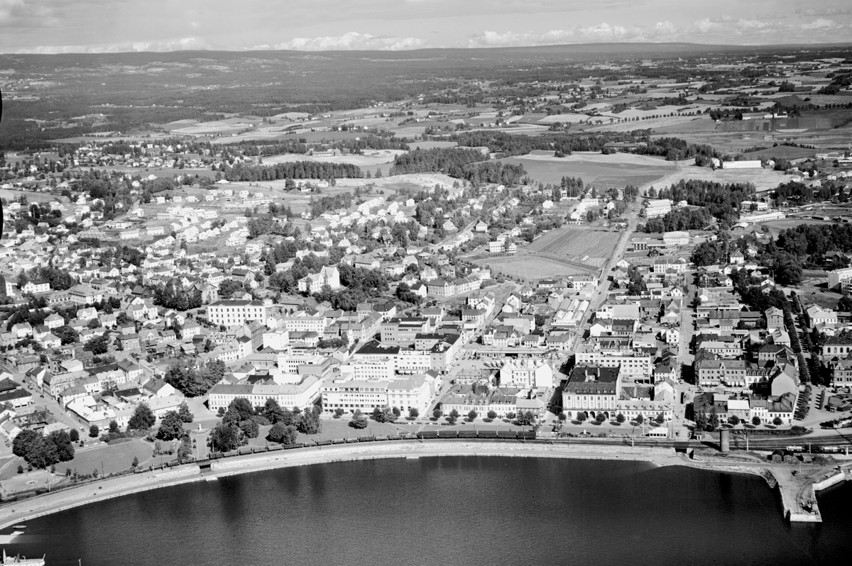 Widerøes Flyveselskap A/S, Flyfoto, Hamar sentrum, Hamarbukta, jernbanefylling, tog,