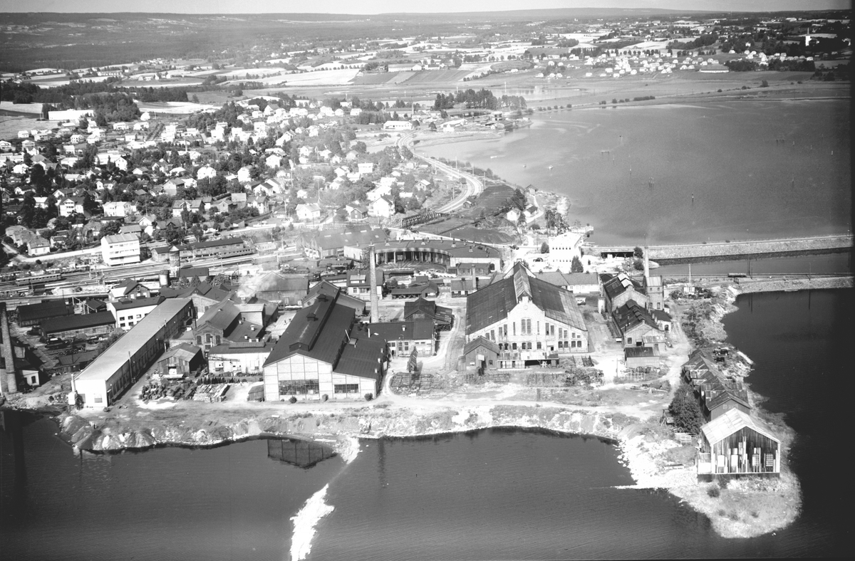 Widerøes Flyveselskap A/S, FLYFOTO FRA HAMAR JERNSTØPERI, (HAM-JERN), ESPERN, BRISKEBYEN MOT DISEN OG ÅKERSVIKA