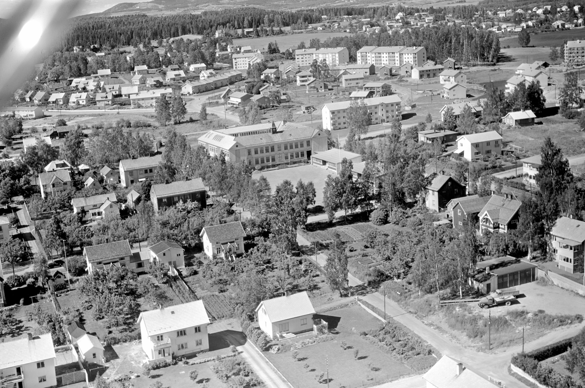 Widerøes Flyveselskap A/S, FLYFOTO JOHANNES SKAASTADSGATE/HOLSETGATA, ROLSLØKKA SKOLE, RINGGATA MOT ENERHAUGEN