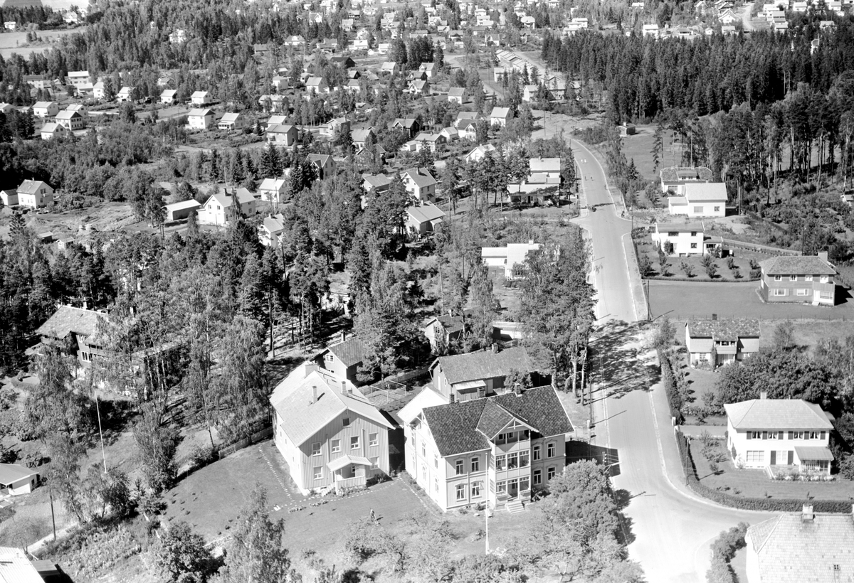 Widerøes Flyveselskap A/S, FLYFOTO NY SAGATUN VIDEREGÅENDE SKOLE, HUSMORSKOLEN, HØIENSALGATA, GREVELØKKA, BONDESVEA.