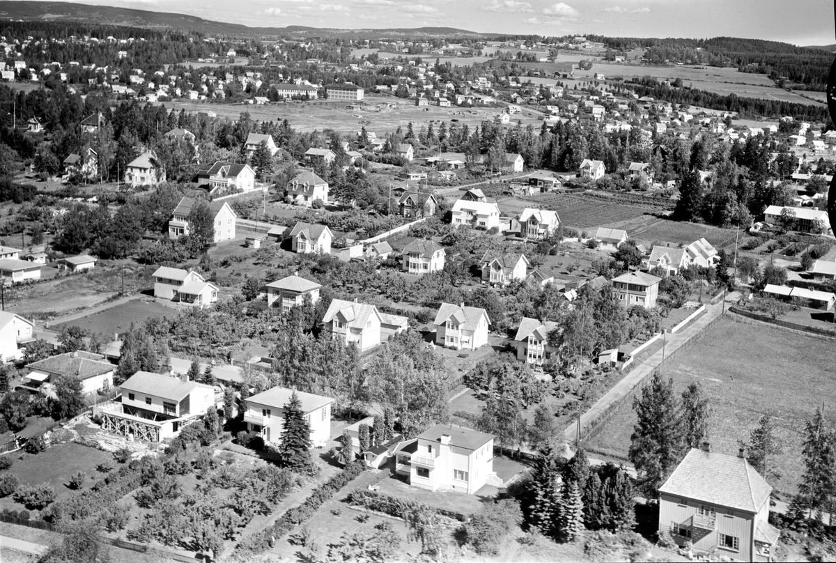 Widerøes Flyveselskap A/S, FLYFOTO STORHAMARGATA/TORFINNSGATE/KORSGATA MOT STORHAMAR SKOLE