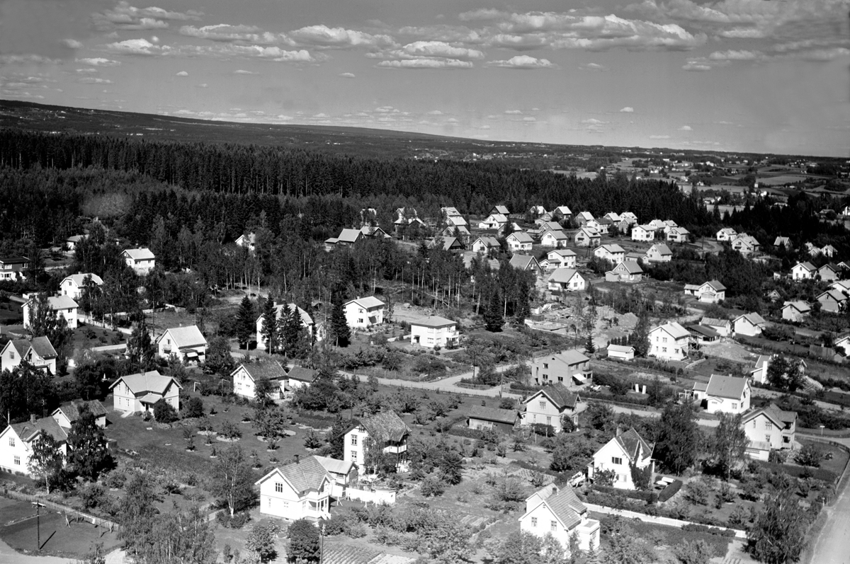 Widerøes Flyveselskap A/S, FLYFOTO OVERSIKT AJER MOT MÆHLUMSLØKKA