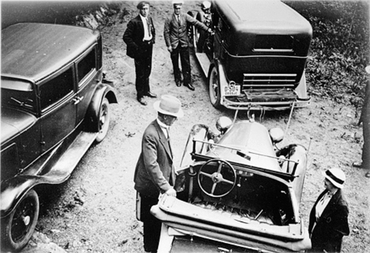 Anno Domkirkeodden, 2 DROSJESJÅFØRER VED DROSJE D-504 CA. 1930 MODELL, I FORGRUNNEN EN CABRIOLET BIL