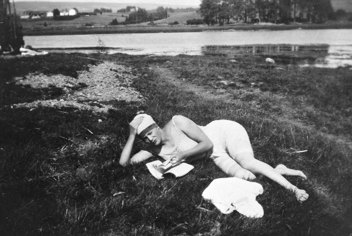 Anno Domkirkeodden, DAME SOM SOLER SEG I GRESSET PÅ BADESTRAND VED ÅKERSVIKA