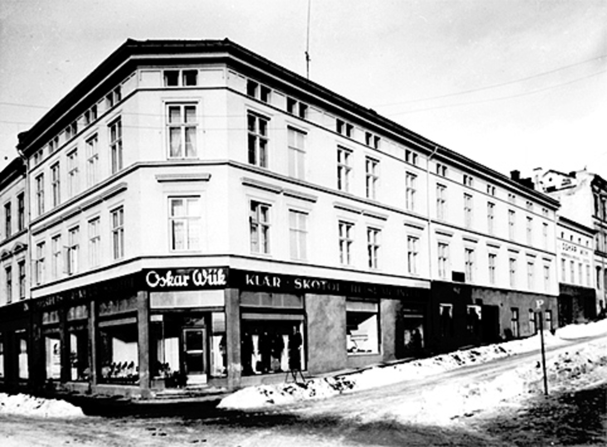 Anno Domkirkeodden, EKSTERIØR OSCAR WIIK-GÅRDEN, STRANDGATA 51, VINTER, HER VAR HAMAR POSTKONTOR I PERIODEN 1889-96, INNGANGEN VAR GJENNEM PORTEN TIL SVERRESGATE