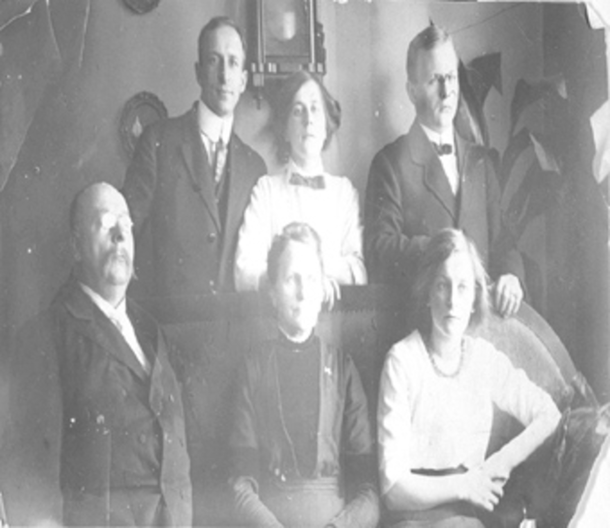 Anno Domkirkeodden, GRUPPE 6 RUNDT SOFA, FRA VENSTRE BAKERMESTER JOHS. JOHANNESSEN, FRU JOHANNESSEN, BAK FRA VENSTRE: JOHS. JOHANNESSEN JR. , LOVISE JOHANNESSEN OG PETRUS, STRANDGATA 15