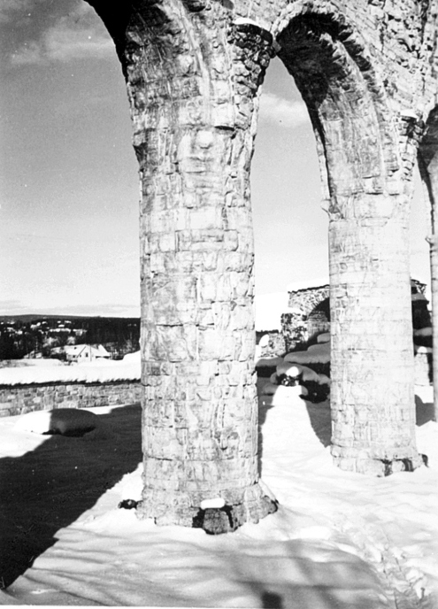 Anno Domkirkeodden, SØYLEGANGEN, DOMKIRKERUINEN, VINTER