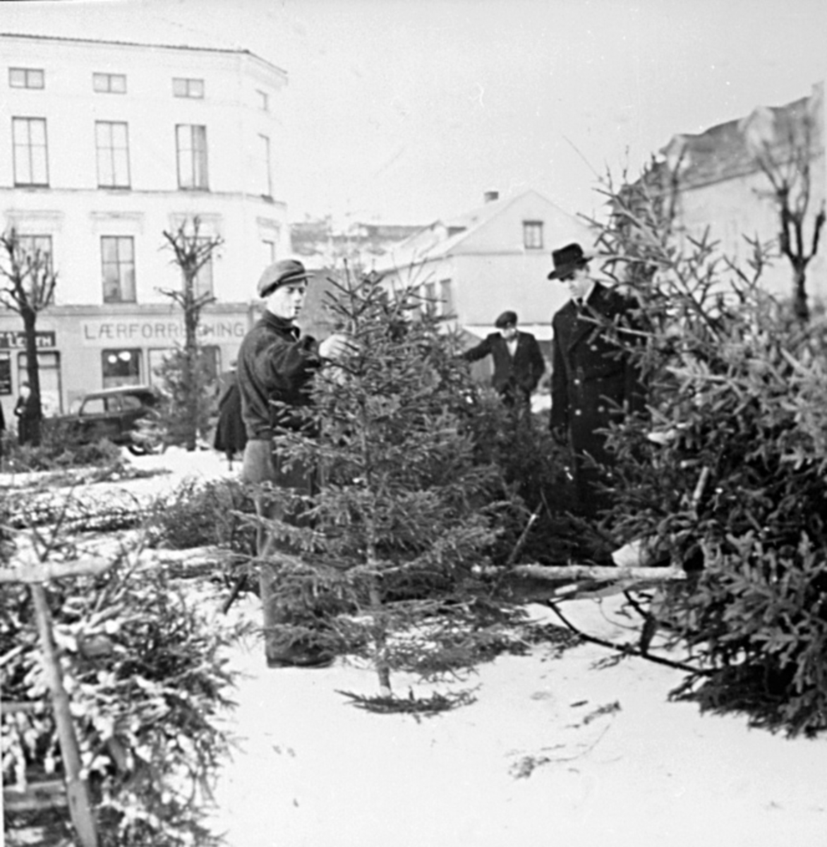 Anno Domkirkeodden, JULETRESALG, STORTORGET, ÅSGÅRDEN, TORGGT. , VINTERFørste julen etter frigjøringen, da alle skulle ha segjuletre