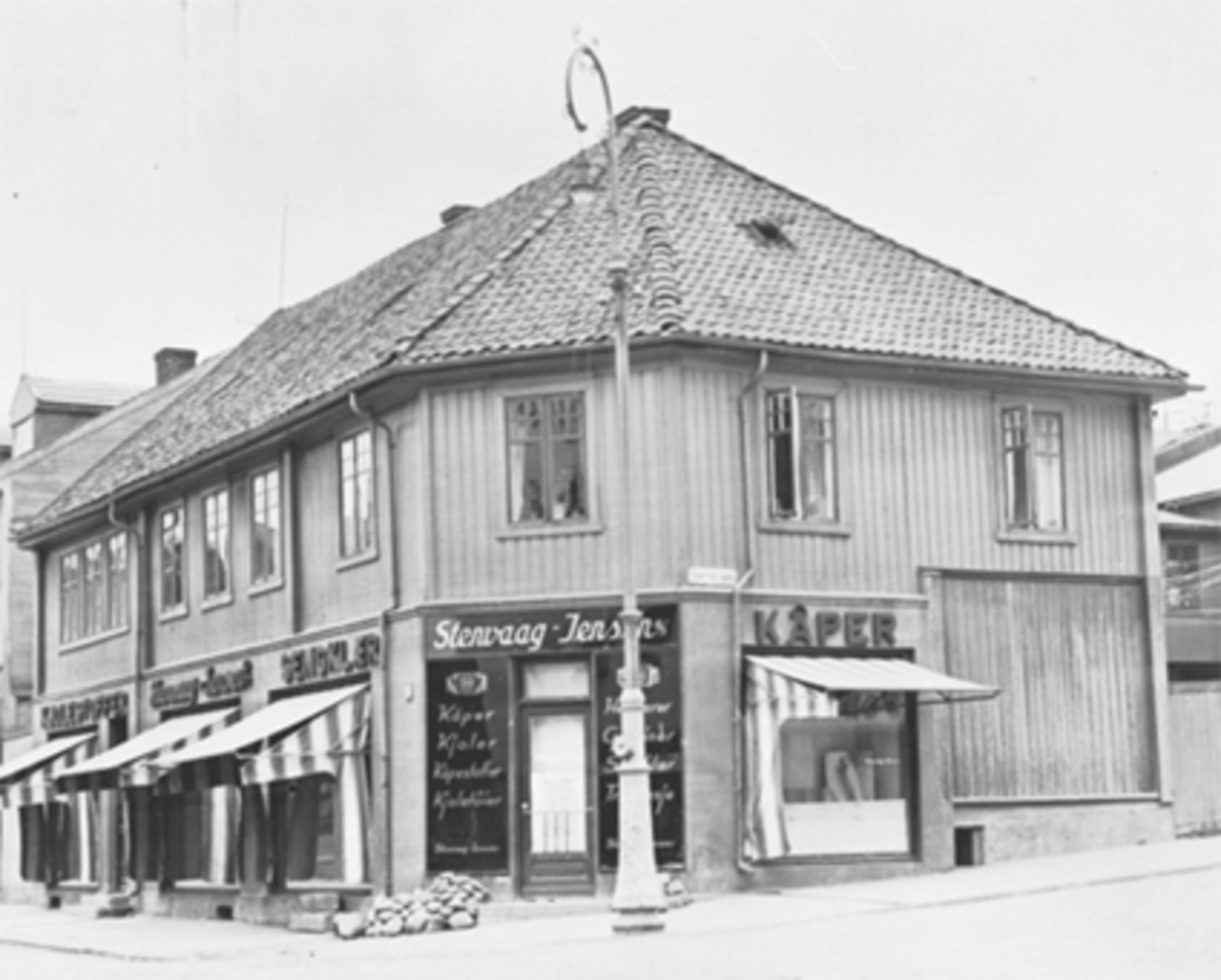 Anno Domkirkeodden, EKSTERIØR, TORGGT. 51, FORRETNINGEN STENVAAG JENSEN A/SButikken ble opprettet i samme hus i aug. 1930. Butikken hadde kåper og manufaktur. Disponent i firmaet F. Stevaag Jensen. Se reg. skjema for flere opplysninger