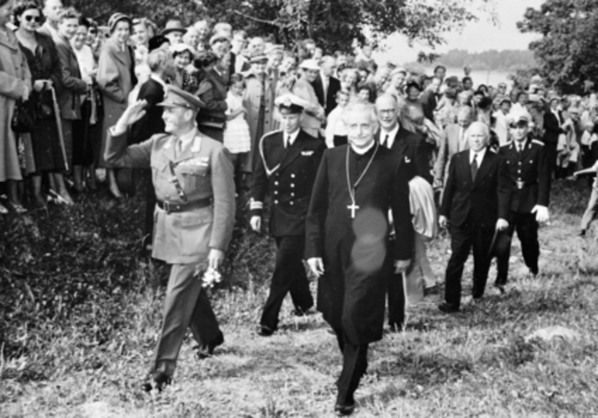 Anno Domkirkeodden, KRONPRINS OLAV, 800 ÅRS JUBILEET, BISPESTOL, BISKOP SCHJELDRUPFra v. Kronprins Olav, adjutanten, biskop Kristian Schjeldrup, orfører Audensen, Stousland og politimester Beichman.