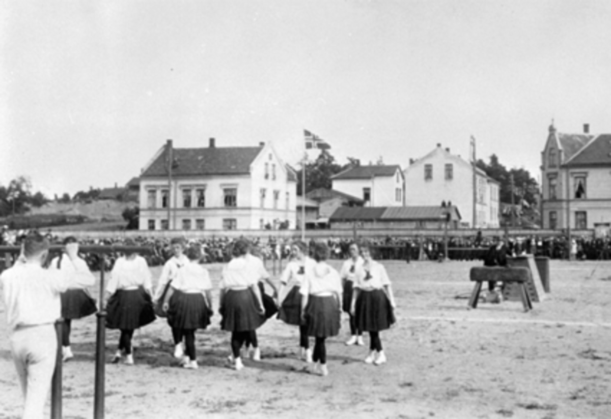 Anno Domkirkeodden, DAMETURNERE, HAMAR STADION, MANGE TILLSKUEREDameturnere i oppvisning m/sorte strømper, sorte skjørt, hvite bluser. Ytterst til h. Ragnhild Pettersen.