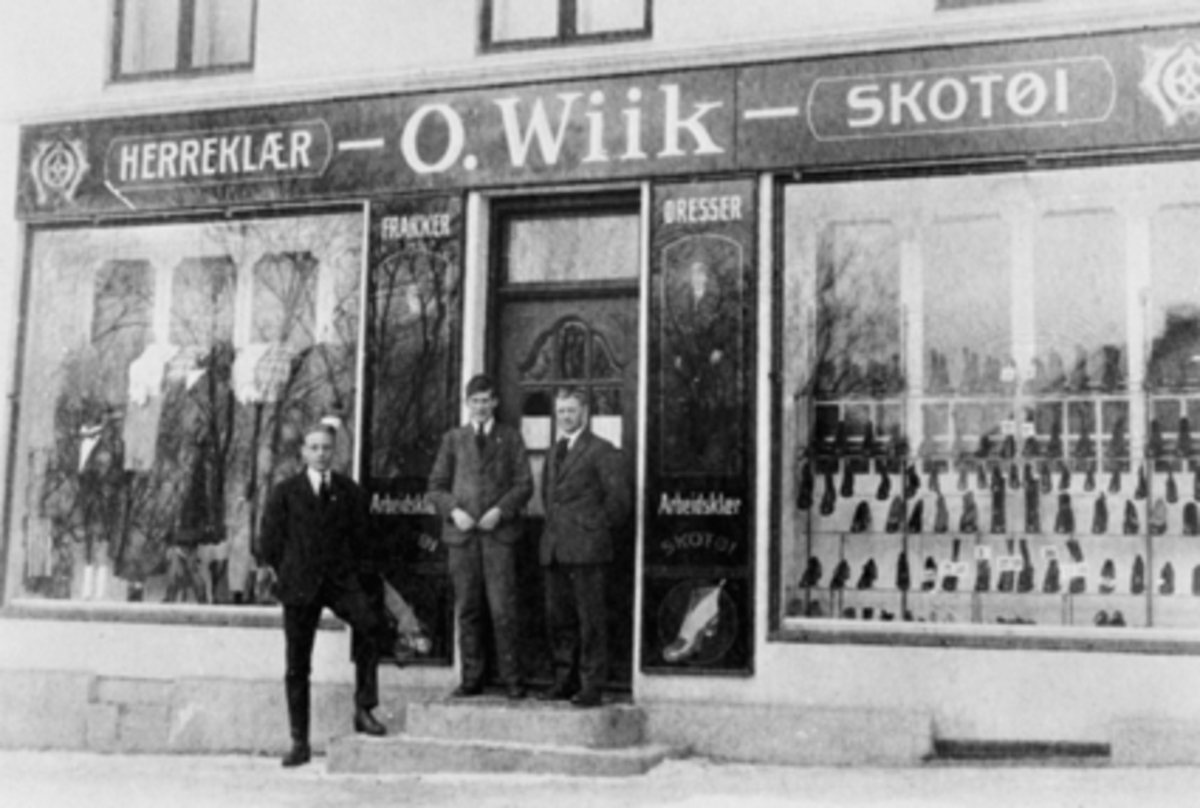 Anno Domkirkeodden, Utsnitt, O. Wiiks forretning, Triangelen. 3 menn utenfor. Fra v. Martin Skogli, Leif Sæhlie, Bernhard Tømte. Tømte bodde i gammelhuset. Se Hamarboka fra 1982 bilde nr. 144. Se også Jubileumsbok 1989.