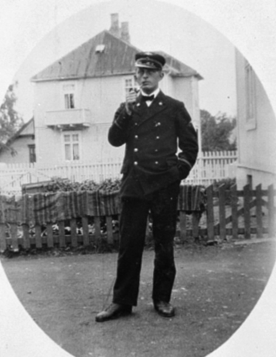 Anno Domkirkeodden, JERNBANEMANN BJARNE, RØKER PIPE, NSB UNIFORM