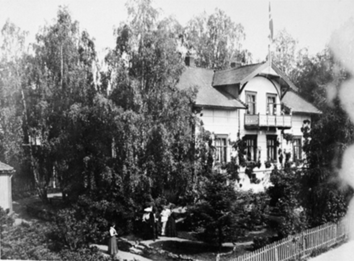 Anno Domkirkeodden, EKSTERIØR, SOLBAKKEN, SOMMER, FOLK, HAGE